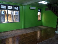 1階事務所スペース　　　　よくよく見ると、ミャンマーでは緑色の壁をよく目にします。「平和」を象徴した色とのことです。事務所にも平和が日々が訪れますように！