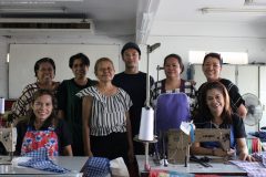 縫製所の女性たちとFUJI TATE P氏