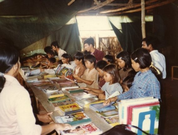 1980年カオイダン難民キャンプでの移動図書館