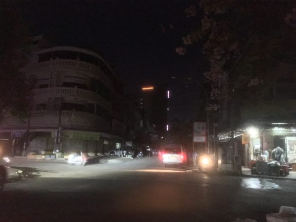 計画停電中のバッタンバン市内：夜7時頃