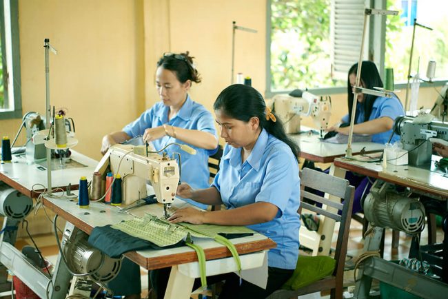 スンバッグの縫製を担うスンをバッグに仕上げるのは、カンボジア・プノンペンにあるクローマークロスショップの女性たち