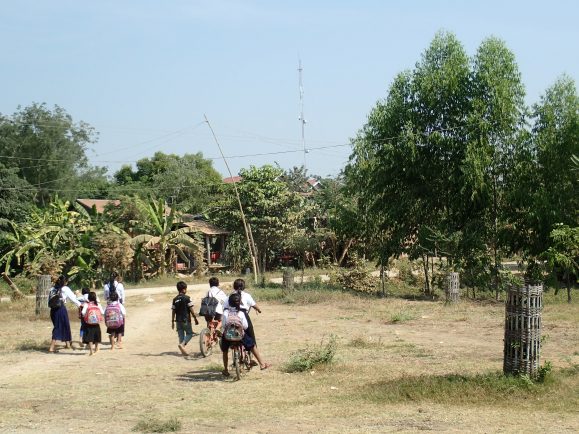 カンボジア農村部の小学生たちの下校風景。彼・彼女たちは「貧困」なのでしょうか。