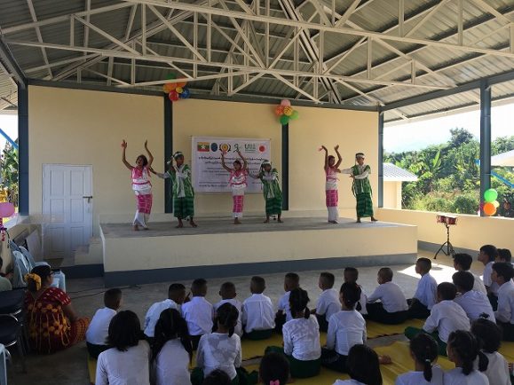 ゾージーミャイン村で暮らす子どもたちによるカレン族の伝統舞踊（ドンダンス）の披露
