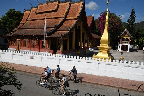 世界遺産の寺院と自転車で回る観光客