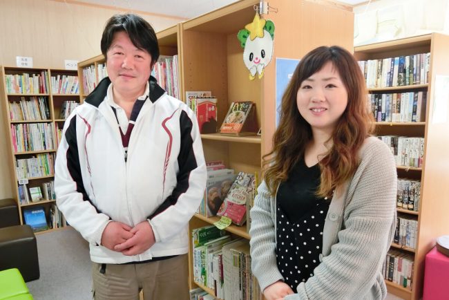 陸前高田コミュニティー図書館　館長　蒲生哲さん（左）