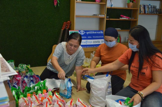 生活支援物資を袋に詰めるシーカー・アジア財団のスタッフ　クロントイ・スラム
