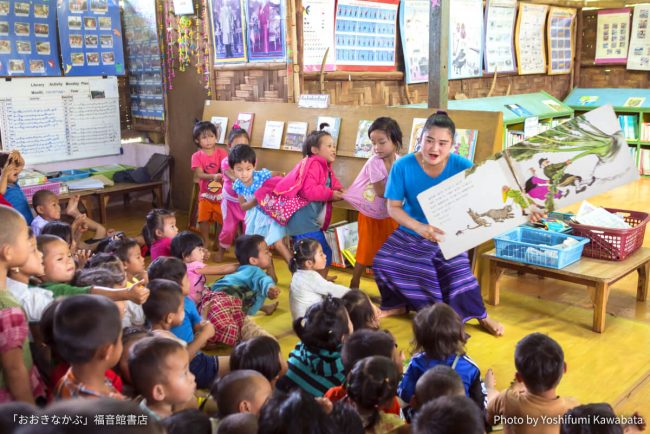 ミャンマー（ビルマ）難民キャンプの図書館で絵本「おおきなかぶ」を読み聞かせしている様子