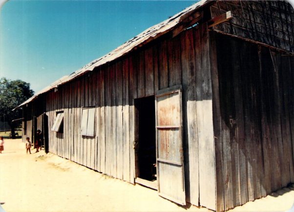 1987年村人が力を合わせて建設した校舎