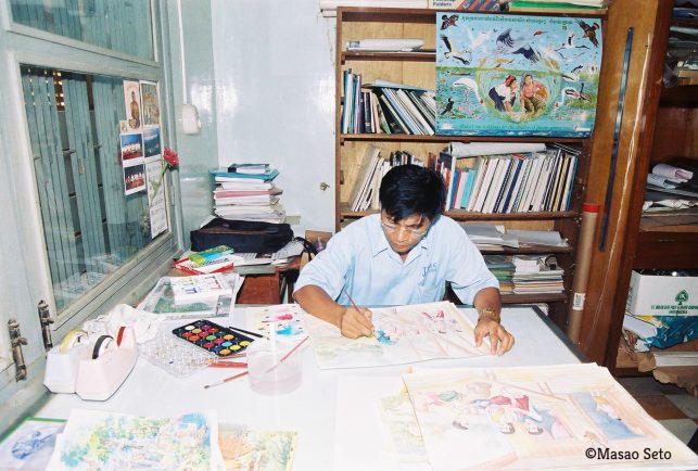 ①写真内にクレジットあり。物語に画家が絵をつける（カンボジア、2005年）