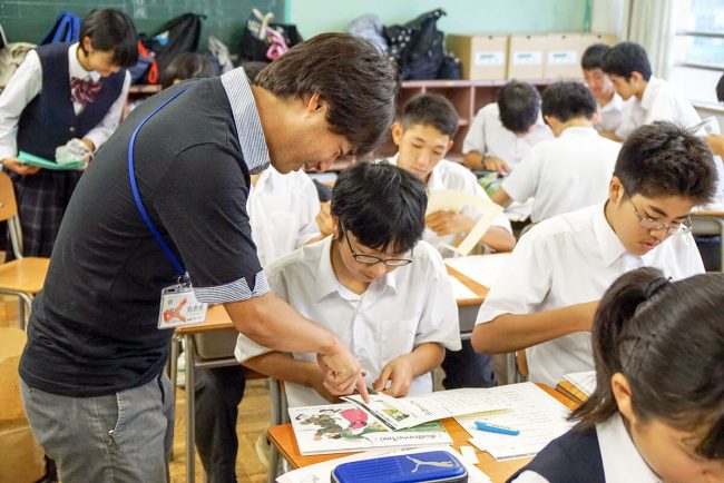 八王子市立由木中学校の生徒が「絵本を届ける運動」に参加