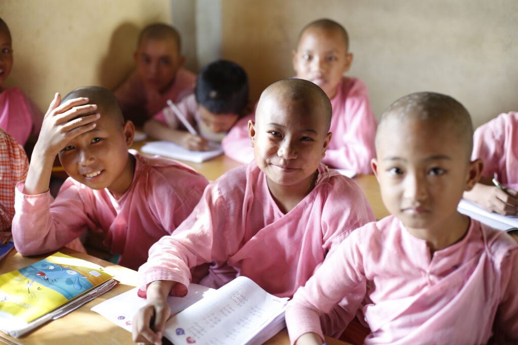 寺院学校で学習する子どもたちの笑顔