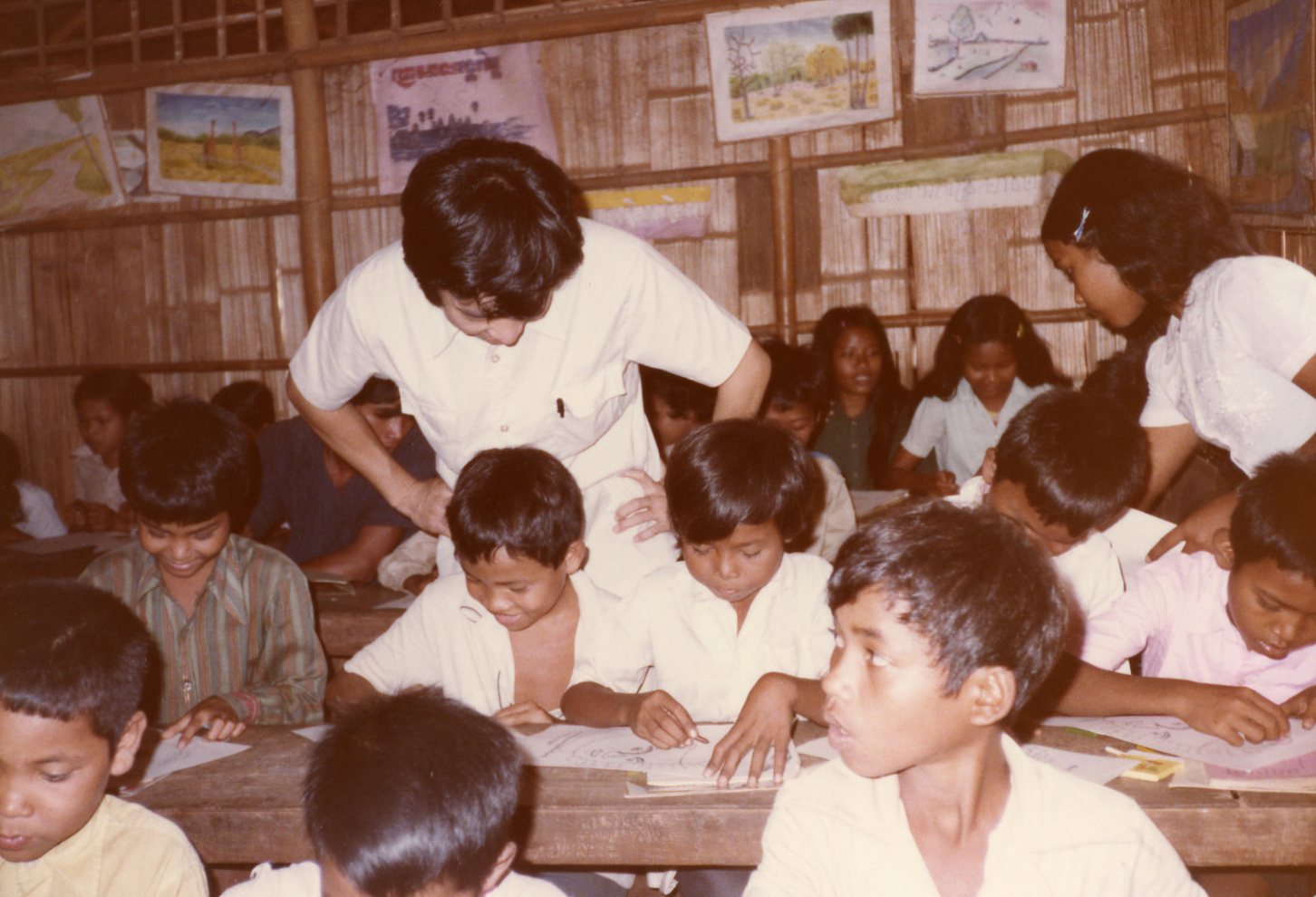 1983年のカオイダン難民キャンプの図書館