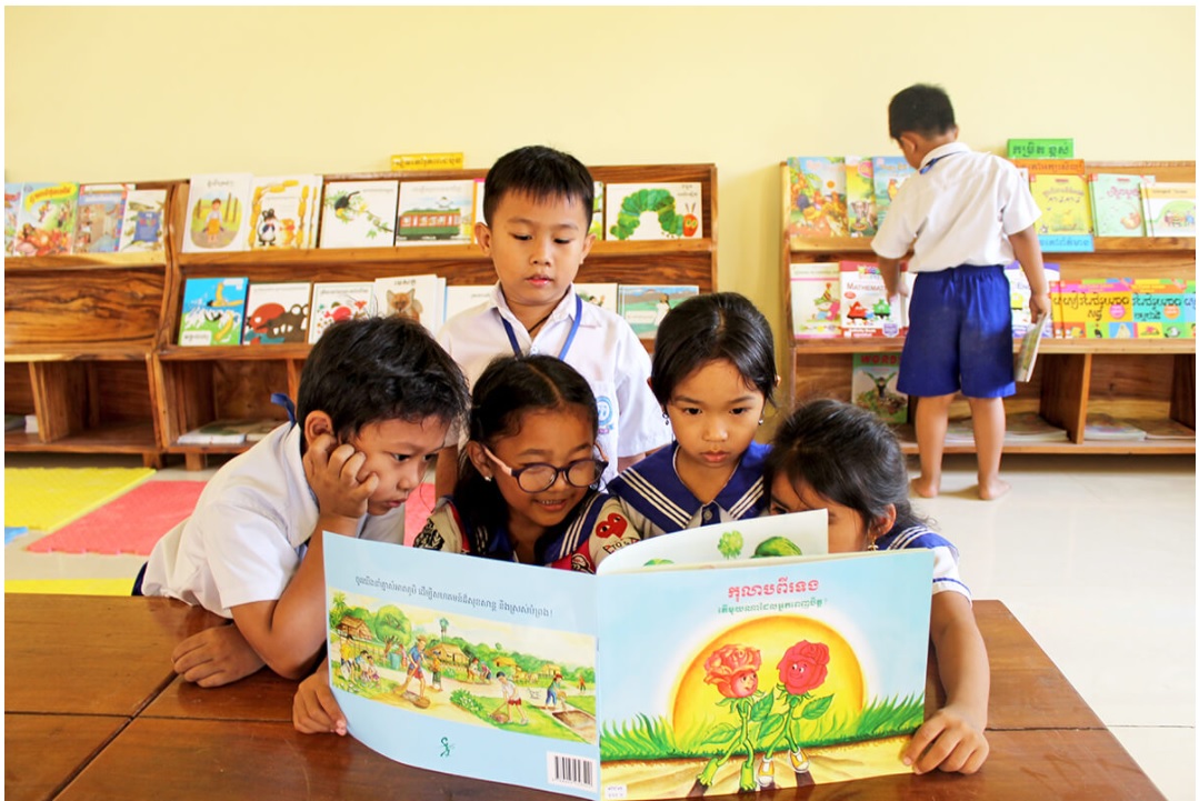 バッタンバン市中央幼稚園の完成した図書室で本を読む園児たち