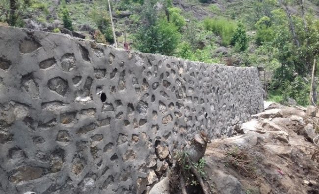 インドラヤニ小学校に建設中の擁壁