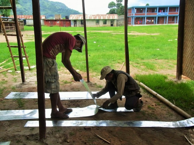 屋根材として使用するアルミ板を切る作業
