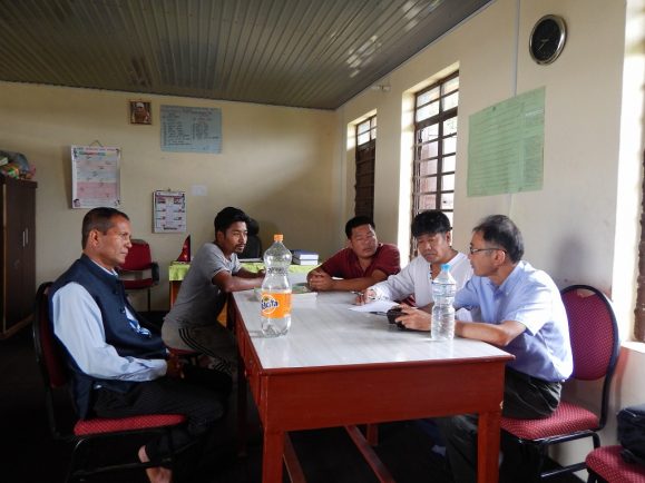 学校委員会と打ち合わせするネパール事務所職員。右側中央がビノッド