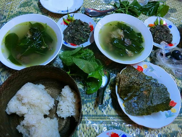 魚のラープ、川のり、山菜スープ、もち米