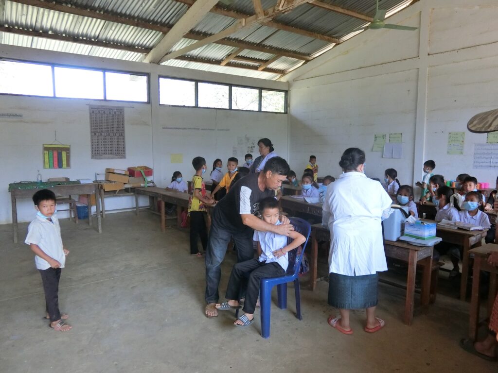 ラオス小学校での予防接種