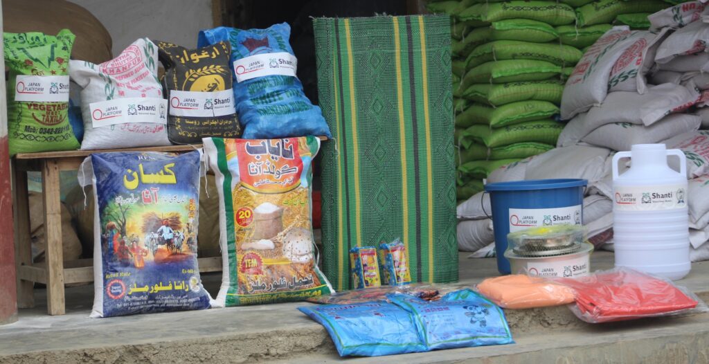 被災家庭のもとに届けられる緊急の食料と生活必需品物資