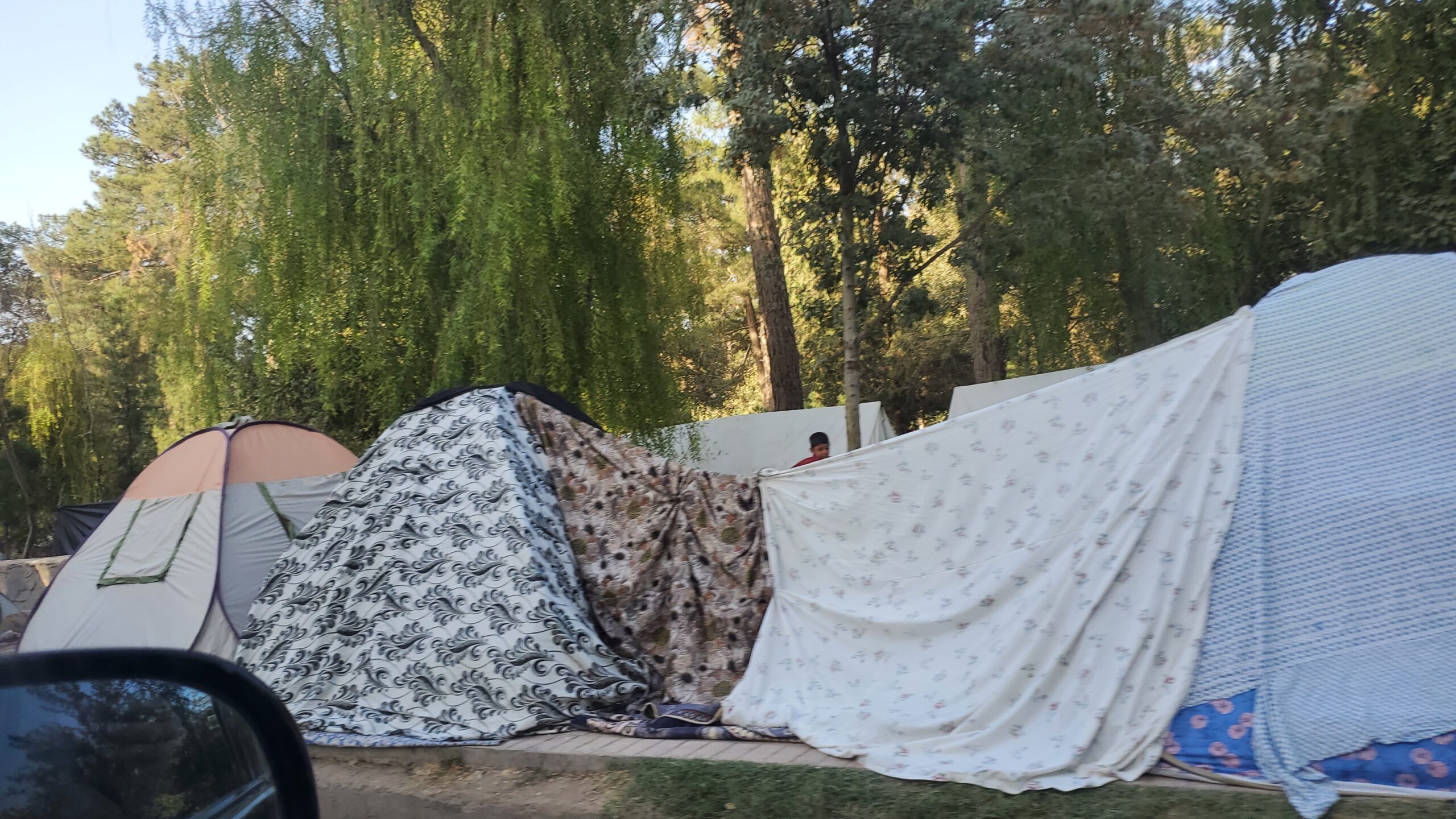 地震の被害からヘラート市内に逃れて公園でテントを張って生活を送る人々