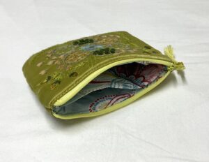 アフガン・手刺繍ポーチの中身