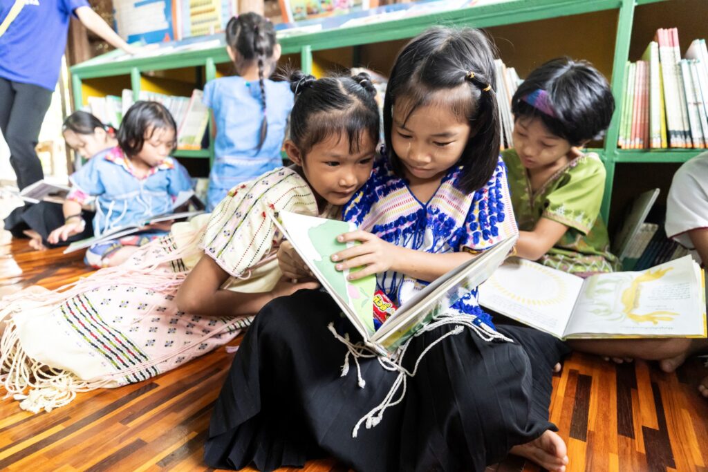 絵本を読む子供たち