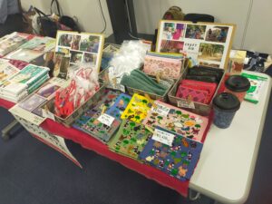ピースフェス2025でのシャンティブース、クラフト商品の様子