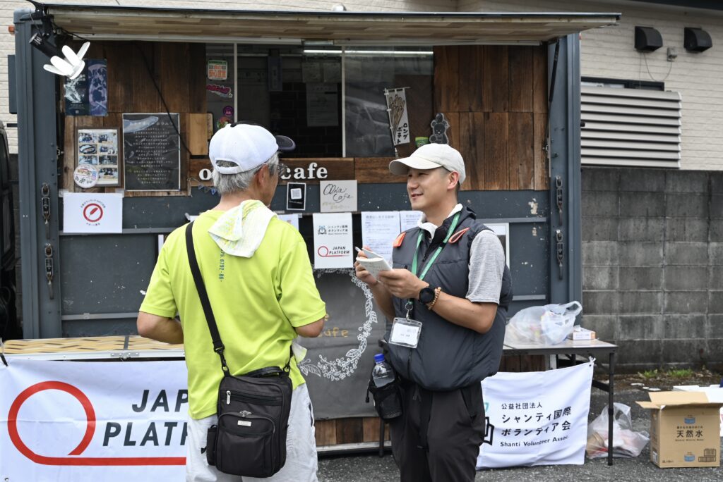 お話を聞いているシャンティ職員