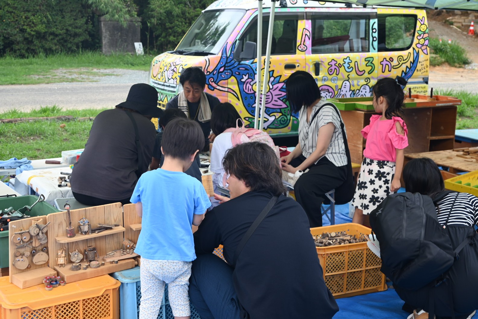 プレーカーで遊ぶ子どもたち