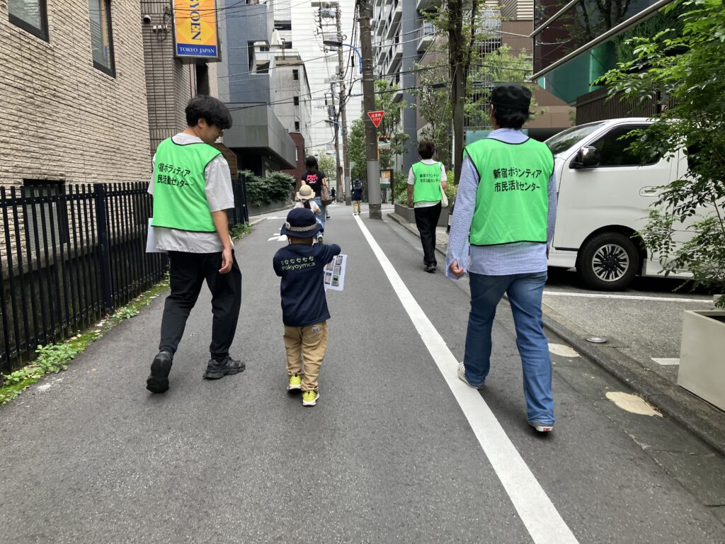 地図をみながら歩く子どもたちとスタッフ
