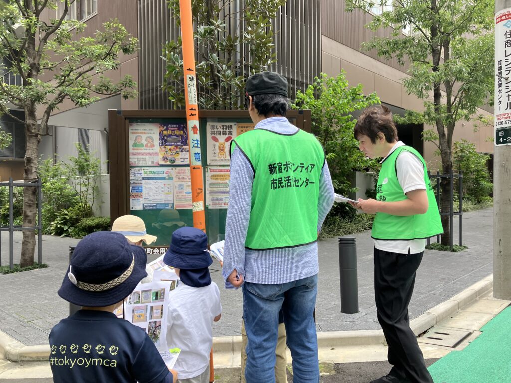 地域の掲示板について子どもたちに説明している様子