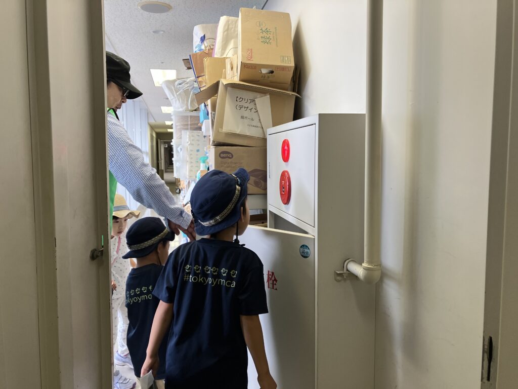 四谷区民センター内の倉庫をみている様子