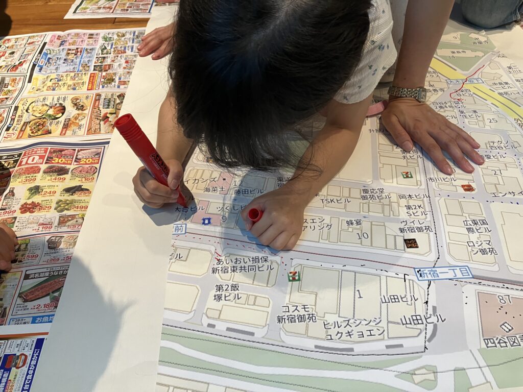 防災マップを作る子どもたち