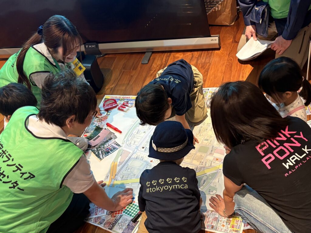 防災マップを作る子どもたち