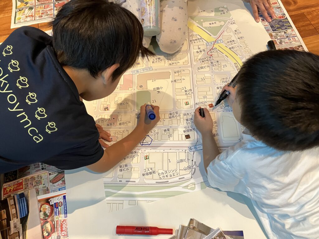 防災マップを作る子どもたち
