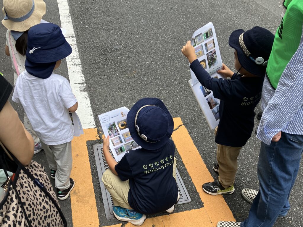 消火栓を表すマンホールを見つけた子どもたち